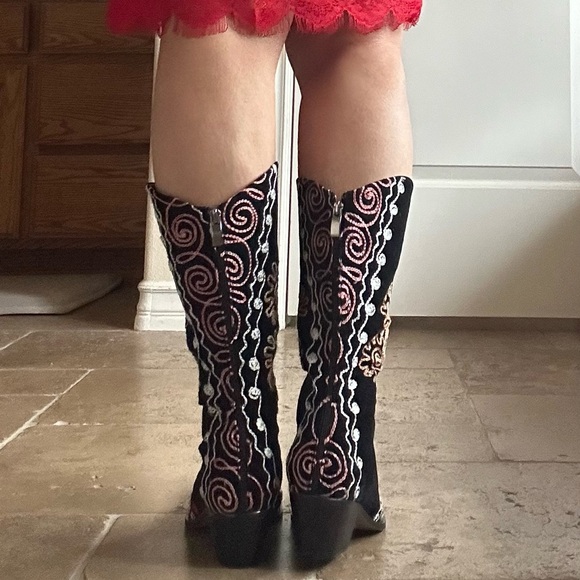 Embroidered Black Suzani Boots with Floral Design - Picture 10 of 12